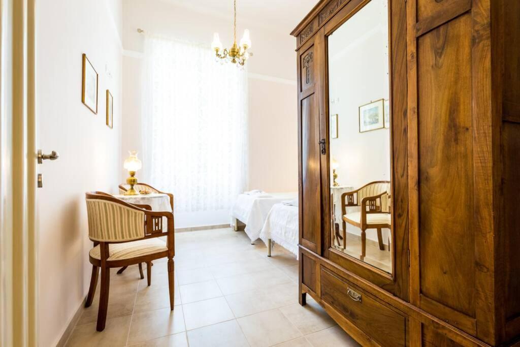 Neoclassical Flat With 2 Bedrooms In Pireus Exteriör bild