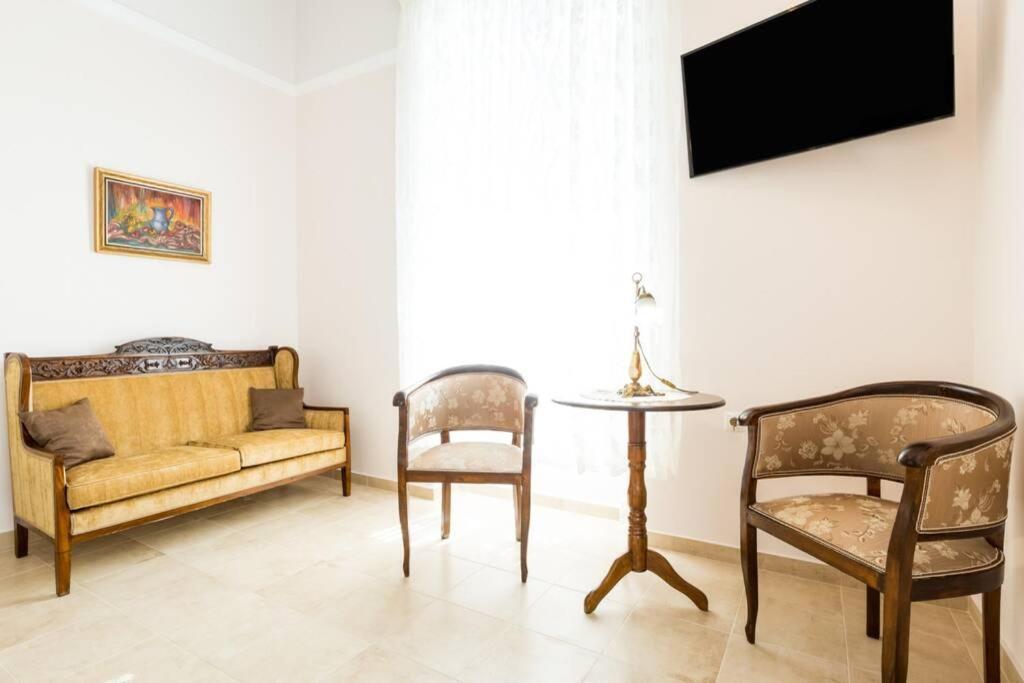 Neoclassical Flat With 2 Bedrooms In Pireus Exteriör bild