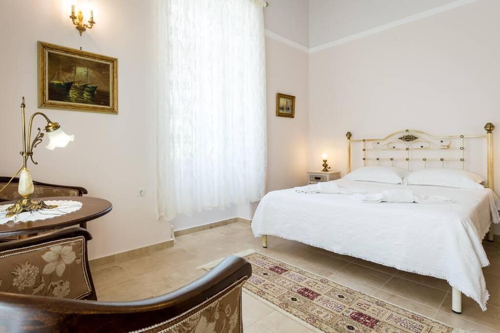 Neoclassical Flat With 2 Bedrooms In Pireus Exteriör bild