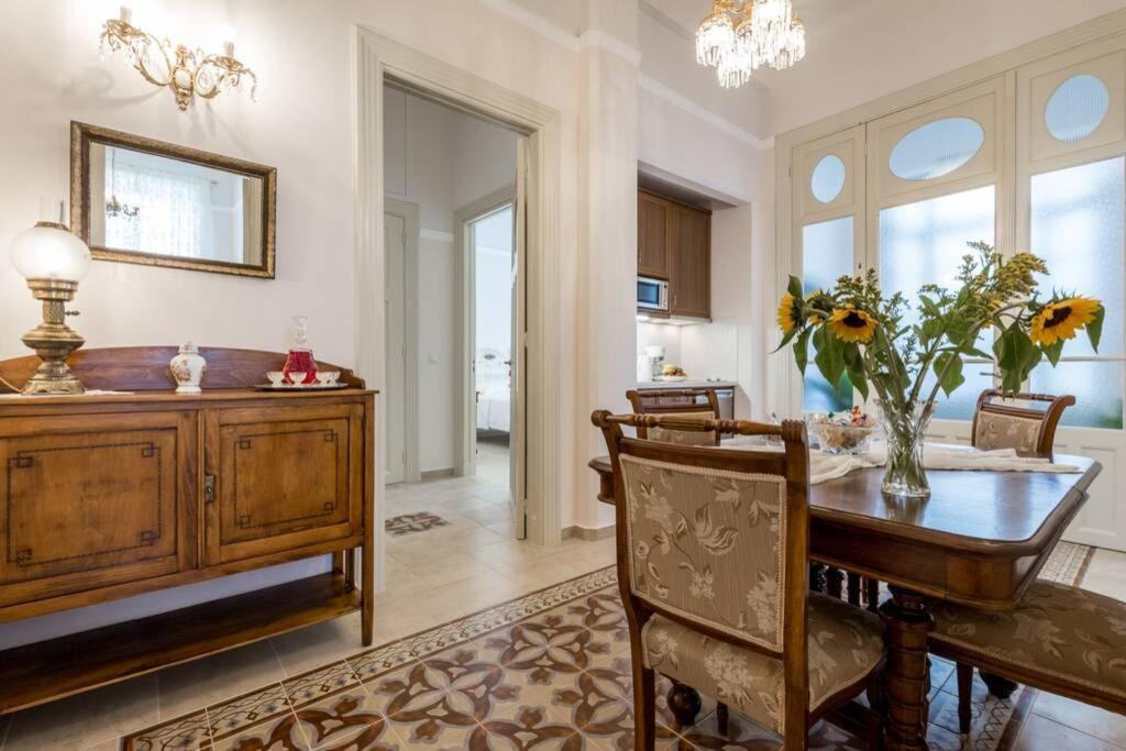 Neoclassical Flat With 2 Bedrooms In Pireus Exteriör bild