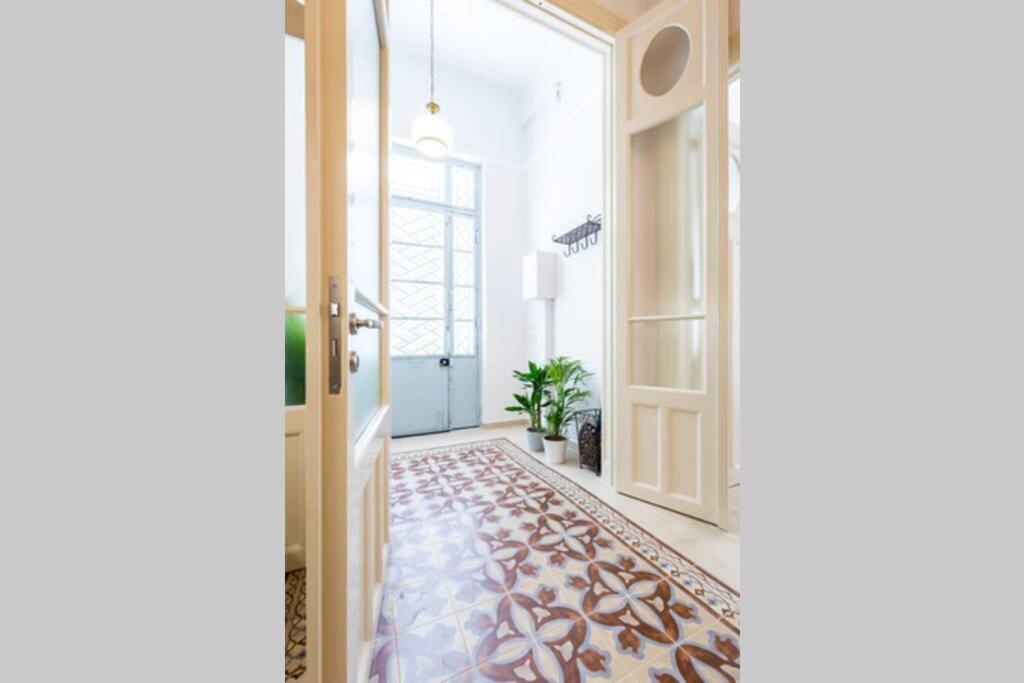Neoclassical Flat With 2 Bedrooms In Pireus Exteriör bild