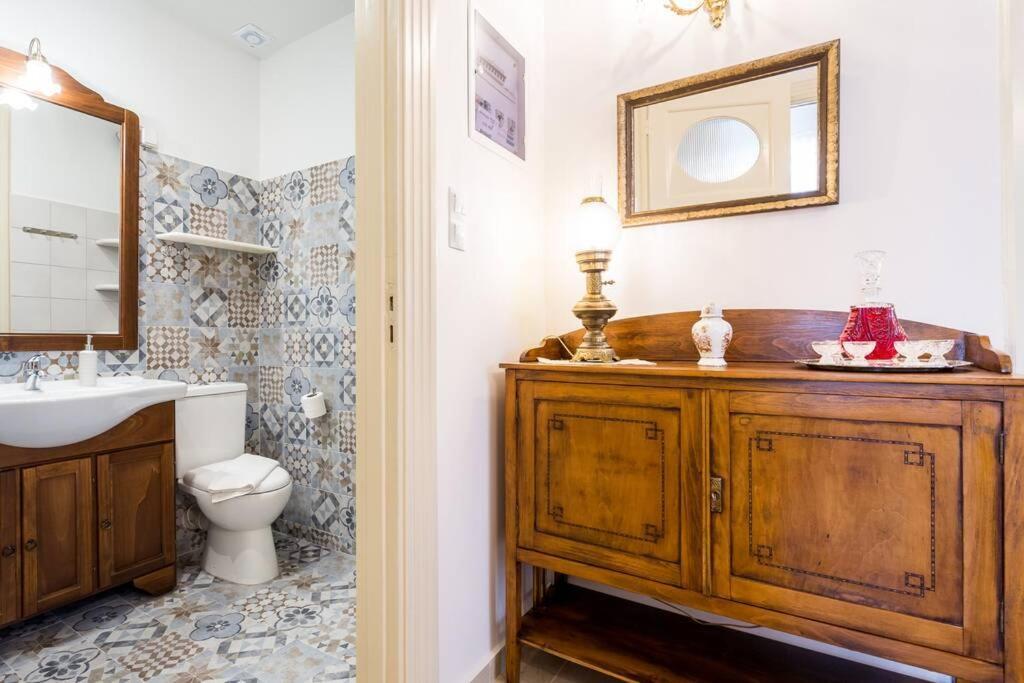 Neoclassical Flat With 2 Bedrooms In Pireus Exteriör bild