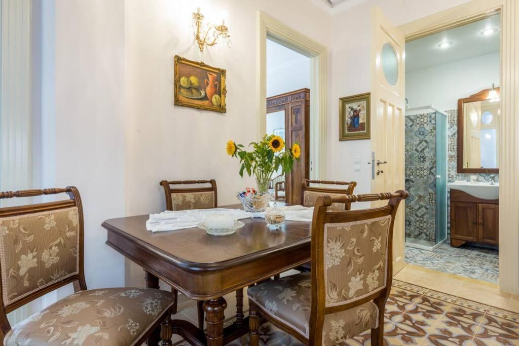 Neoclassical Flat With 2 Bedrooms In Pireus Exteriör bild