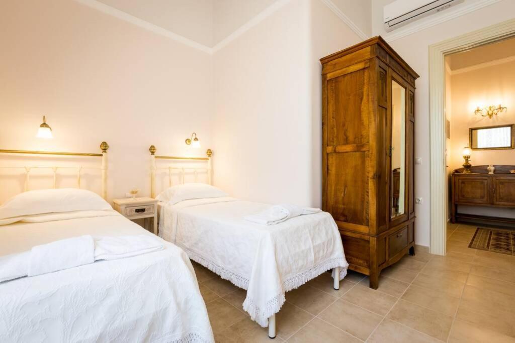 Neoclassical Flat With 2 Bedrooms In Pireus Exteriör bild
