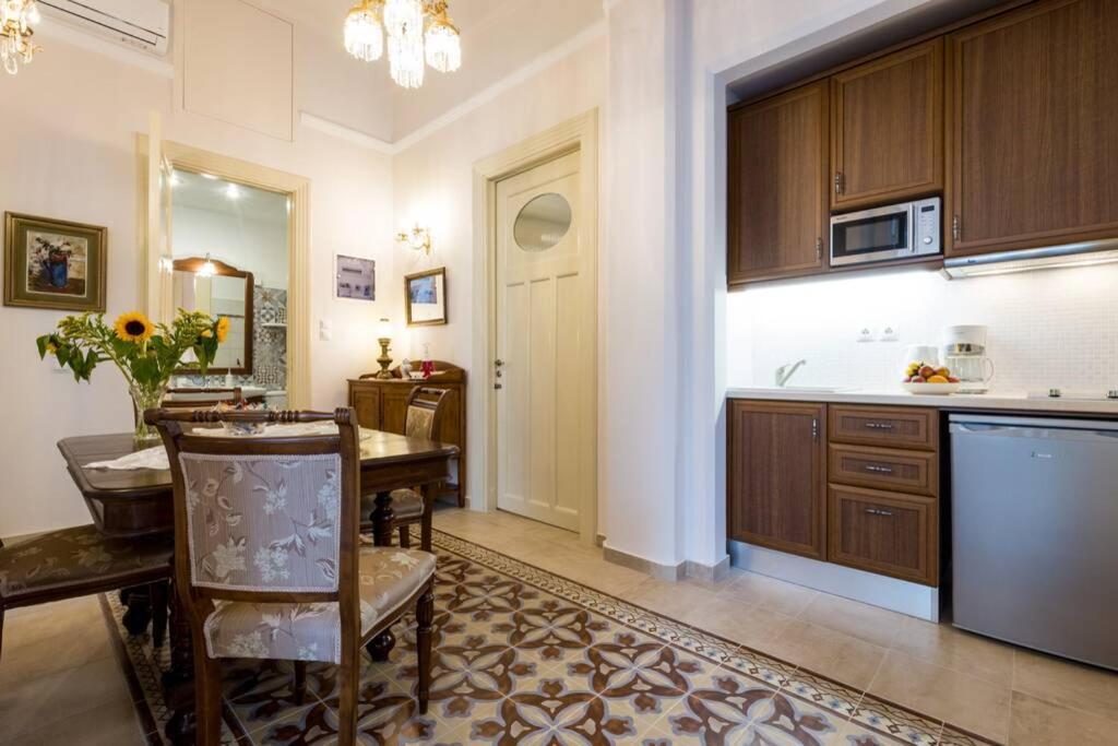 Neoclassical Flat With 2 Bedrooms In Pireus Exteriör bild